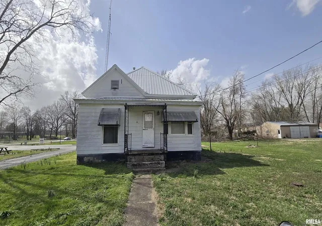Photo 3 of Single family home for sale at 205 Shaw St, Harrisburg, IL 62946 | MLS# 12737421 | Listing updated on 2026-10-27