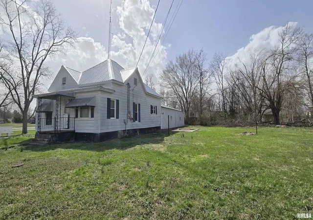 Photo 4 of Single family home for sale at 205 Shaw St, Harrisburg, IL 62946 | MLS# 12737421 | Listing updated on 2026-10-27