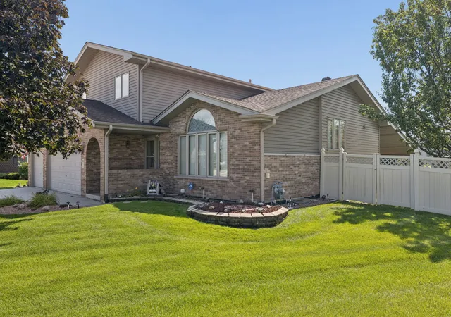 Photo 2 of Single family home for sale at 611 Flanagan Dr, Minooka, IL 60447 | MLS# 12737436 | Listing updated on 2026-08-26