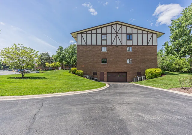 Listing Photo 2 - Condo for sale in building located at 11030 S Theresa Cir, Palos Hills, IL 60465 - Unit #3A