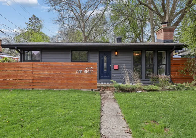 1st image of 2016 Main St, Evanston, IL 60202 | MLS# 12737602