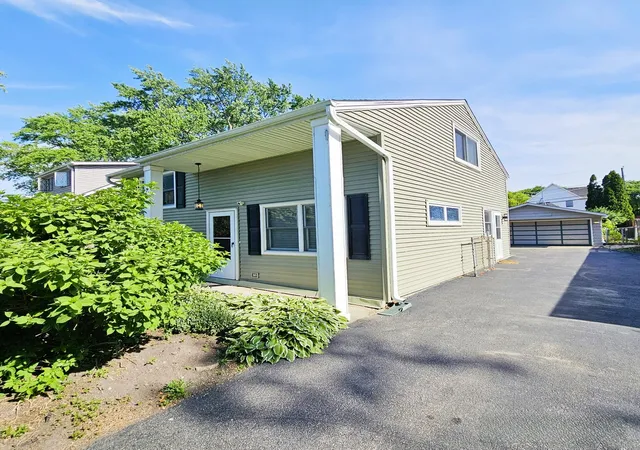 Photo 2 of Single family home for sale at 618 W Comstock Ave, Elmhurst, IL 60126 | MLS# 12737609 | Listing updated on 2026-08-25