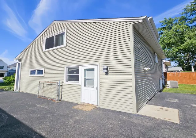 Photo 3 of Single family home for sale at 618 W Comstock Ave, Elmhurst, IL 60126 | MLS# 12737609 | Listing updated on 2026-08-25