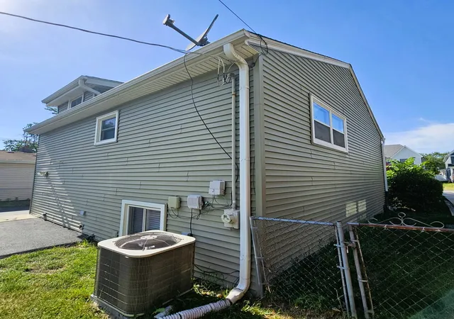 Photo 4 of Single family home for sale at 618 W Comstock Ave, Elmhurst, IL 60126 | MLS# 12737609 | Listing updated on 2026-08-25