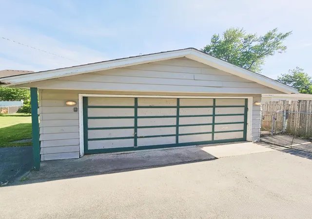 Photo 5 of Single family home for sale at 618 W Comstock Ave, Elmhurst, IL 60126 | MLS# 12737609 | Listing updated on 2026-08-25