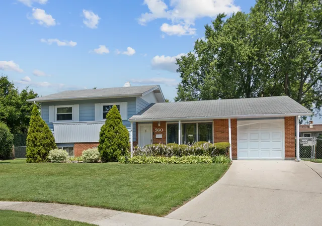 2nd image of 560 W Berkley Ln, Hoffman Estates, IL 60169 | MLS# 12737706