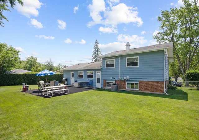 24th image of 560 W Berkley Ln, Hoffman Estates, IL 60169 | MLS# 12737706
