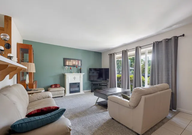 3rd image of 560 W Berkley Ln, Hoffman Estates, IL 60169 | MLS# 12737706