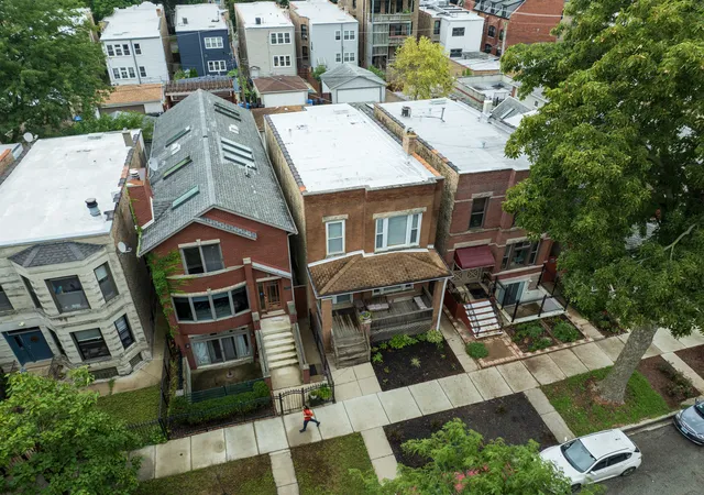 Listing Photo 2 - Condo for sale in building located at 2625 N Richmond St, Chicago, IL 60647 - Unit #