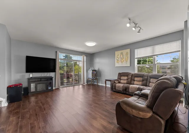 image of 337 N Commerce St, Aurora, IL 60504 | MLS# 12737860