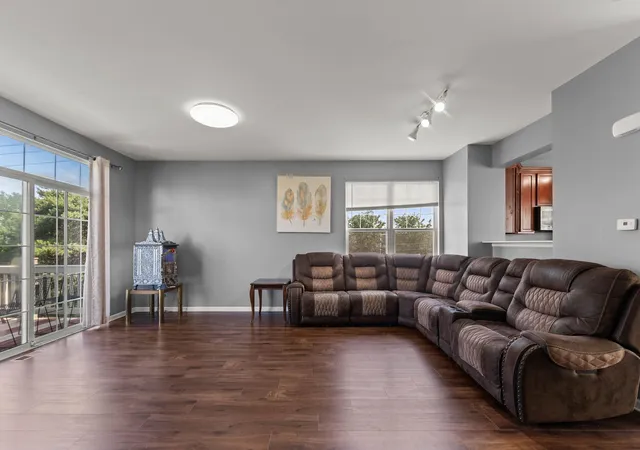 image of 337 N Commerce St, Aurora, IL 60504 | MLS# 12737860