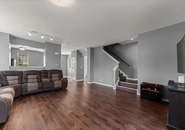 image of 337 N Commerce St, Aurora, IL 60504 | MLS# 12737860
