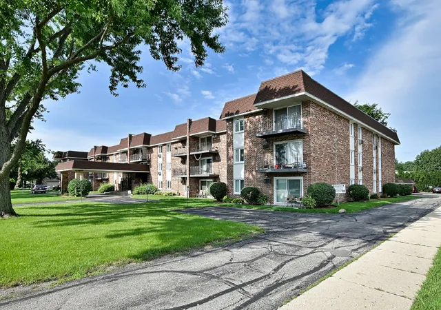 Photo 2 of Condo for sale at 850 S Lorraine Rd #3E, Wheaton, IL 60189 | MLS# 12737880 | Listing updated on 2026-08-26
