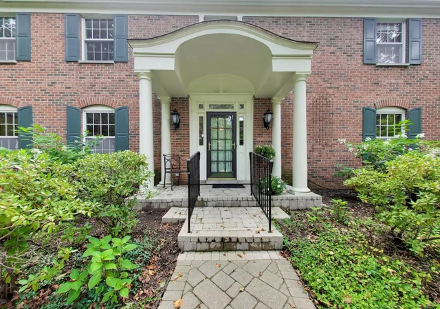 Photo 2 of Sale Pending at 1041 Havenwood Ln, Lake Forest, IL 60045 | MLS# 12737925 | Listing updated on 2026-09-07