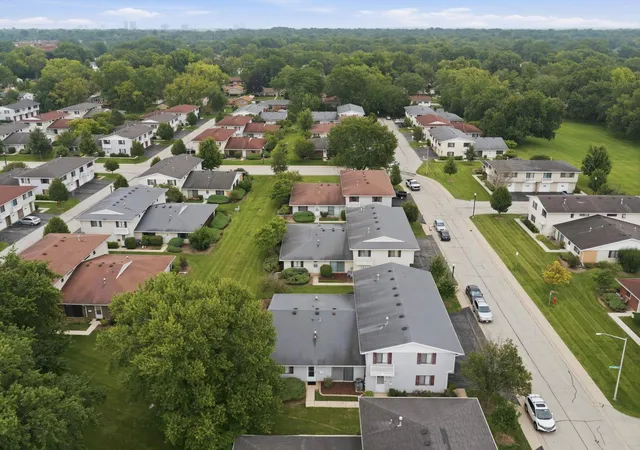 2nd image of 1344 Wakeby Ln, Schaumburg, IL 60193