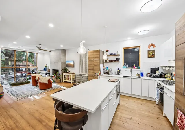 Photo 3 of Condo for sale at 1050 N Marshfield Ave #1, Chicago, IL 60622 | MLS# 12737953 | Listing updated on 2026-10-21