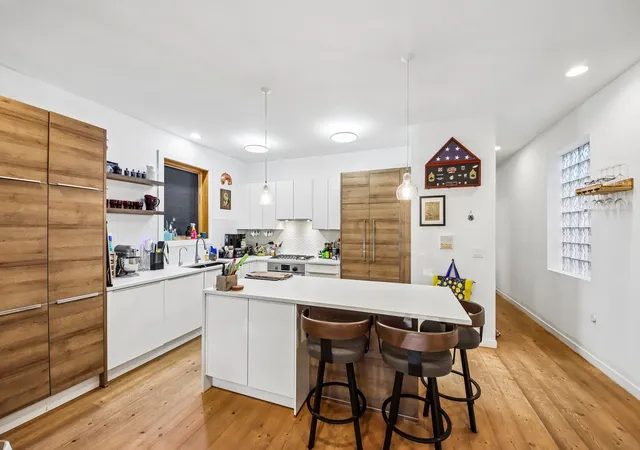 Photo 4 of Condo for sale at 1050 N Marshfield Ave #1, Chicago, IL 60622 | MLS# 12737953 | Listing updated on 2026-10-21