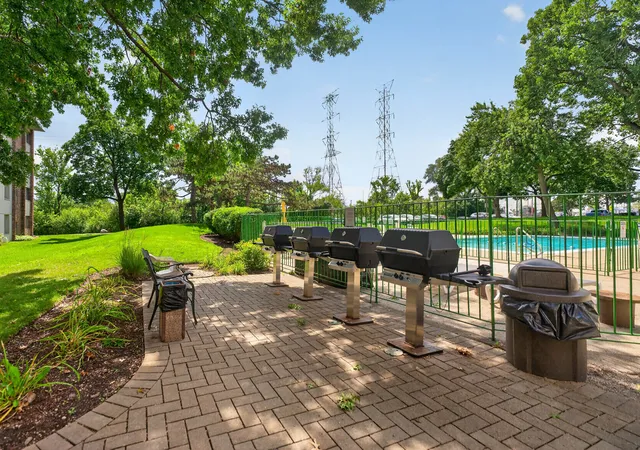 Listing Photo 2 - Condo for sale in building located at 841 N York St, Elmhurst, IL 60126 - Unit #428