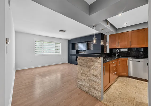 Listing Photo 3 - Condo for sale in building located at 841 N York St, Elmhurst, IL 60126 - Unit #428