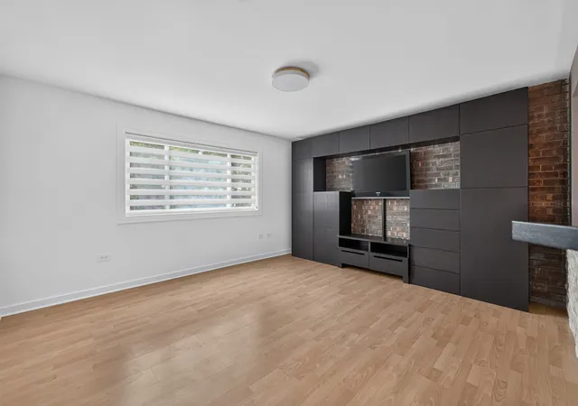 Listing Photo 4 - Condo for sale in building located at 841 N York St, Elmhurst, IL 60126 - Unit #428