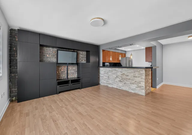 Listing Photo 5 - Condo for sale in building located at 841 N York St, Elmhurst, IL 60126 - Unit #428