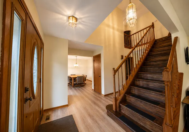 Photo 4 of Single family home for sale at 6 Heather Ln, Hawthorn Woods, IL 60047 | MLS# 12737988 | Listing updated on 2026-09-24