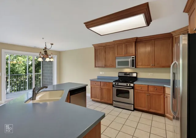 4th image of 218 N Water St, Batavia, IL 60510