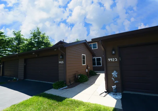1st image of 9925 Amanda Ln, Algonquin, IL 60102 | MLS# 12738011