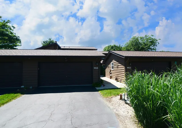 2nd image of 9925 Amanda Ln, Algonquin, IL 60102 | MLS# 12738011