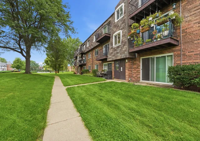 2nd image of 9388 Bay Colony Dr, Des Plaines, IL 60016