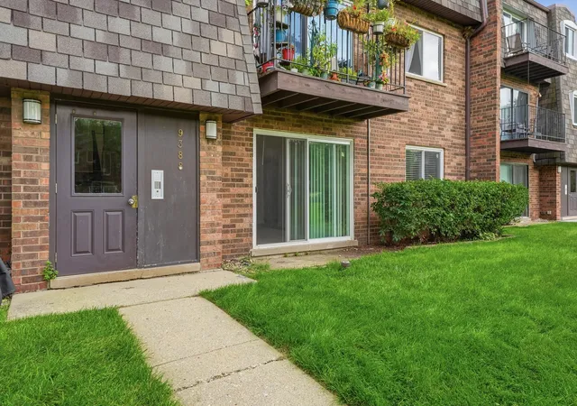 3rd image of 9388 Bay Colony Dr, Des Plaines, IL 60016