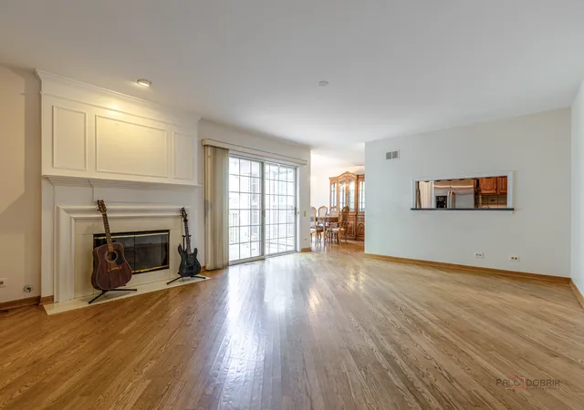 Photo 4 of Townhouse for sale at 623 Cherbourg Ct N, Buffalo Grove, IL 60089 | MLS# 12738151 | Listing updated on 2026-09-02