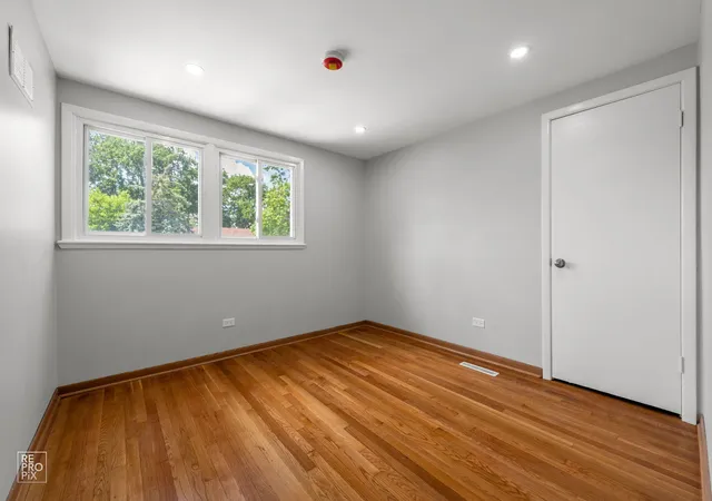 Photo 4 of Single family home for sale at 14825 Parkside Ave, Oak Forest, IL 60452 | MLS# 12738178 | Listing updated on 2026-08-26