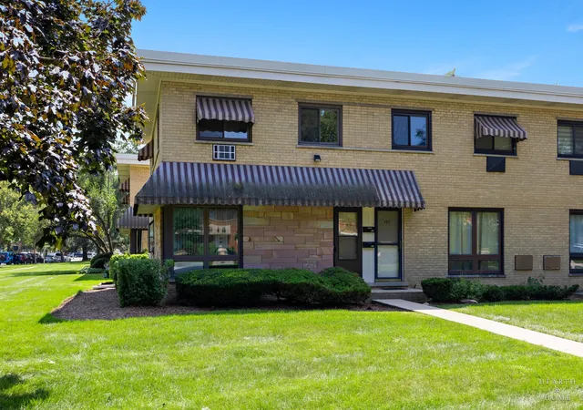 Townhouse for sale at 980 N Wheeling Rd, Mount Prospect, IL 60056 | MLS# 12738195