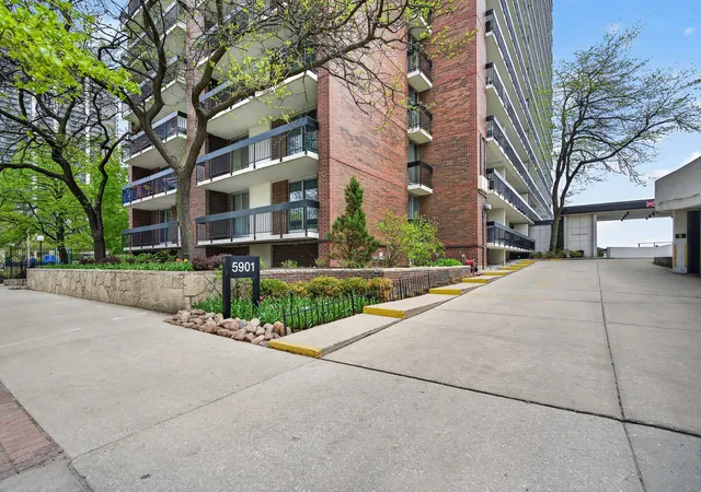 2nd image of 5901 N Sheridan Rd, Chicago, IL 60660