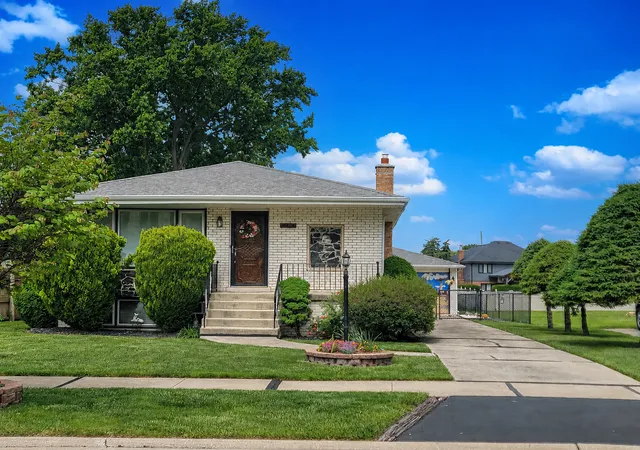 Photo 2 of Single family home for sale at 9020 Nashville Ave, Oak Lawn, IL 60453 | MLS# 12738351 | Listing updated on 2026-09-02