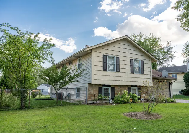 Photo 3 of Single family home for sale at 33 Jacobsen Ave, Glendale Heights, IL 60139 | MLS# 12738359 | Listing updated on 2026-09-04