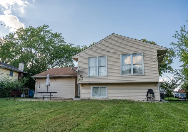 Photo 3 of Single family home for sale at 33 Jacobsen Ave, Glendale Heights, IL 60139 | MLS# 12738359 | Listing updated on 2026-09-04
