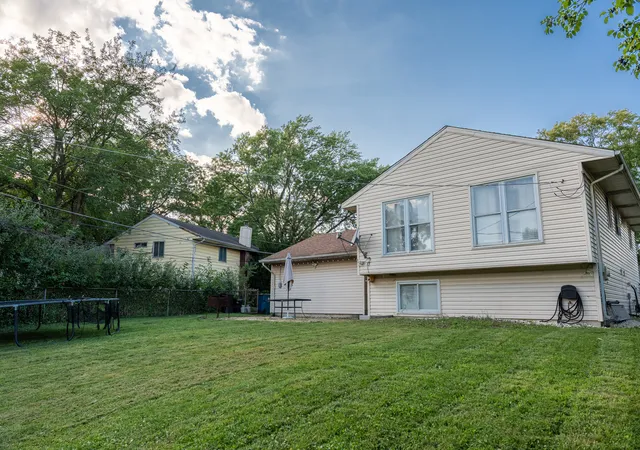 Photo 4 of Single family home for sale at 33 Jacobsen Ave, Glendale Heights, IL 60139 | MLS# 12738359 | Listing updated on 2026-09-04