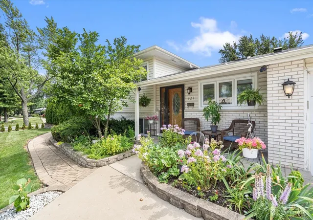 3rd image of 321 Hickory Ln, Schaumburg, IL 60193 | MLS# 12738373