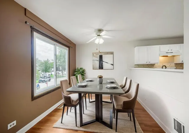 Listing Photo 5 - Condo for sale in building located at 2165 Wildwood Ct, Hanover Park, IL 60133