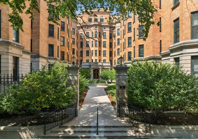 Condo for sale at 550 W Surf St #104, Chicago, IL 60657 | MLS# 12738433 | Listing updated on 2026-08-26