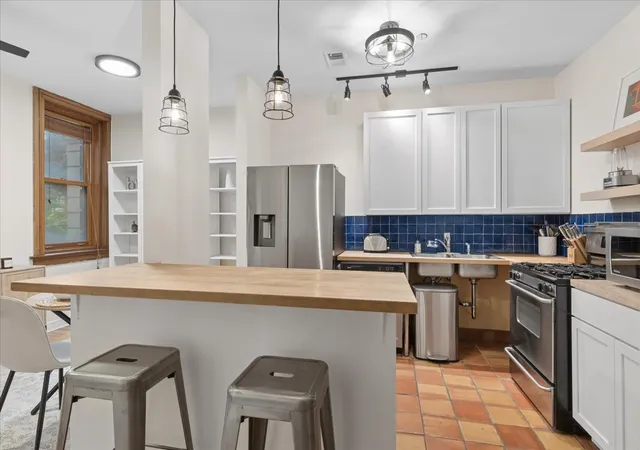Photo 2 of Condo for sale at 550 W Surf St #104, Chicago, IL 60657 | MLS# 12738433 | Listing updated on 2026-08-26