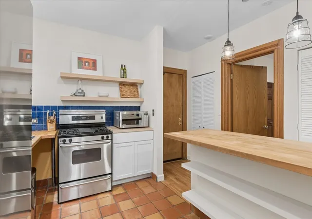 Photo 3 of Condo for sale at 550 W Surf St #104, Chicago, IL 60657 | MLS# 12738433 | Listing updated on 2026-08-26