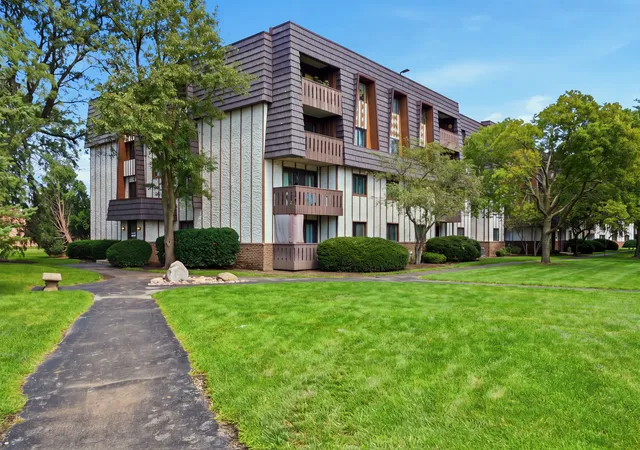 Photo 2 of Condo for sale at 13200 Heiden Cir #2301, Lake Bluff, IL 60044 | MLS# 12738559 | Listing updated on 2026-09-23