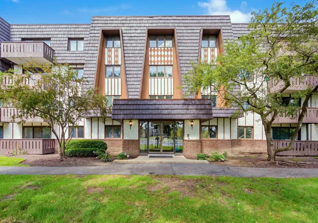 Photo 3 of Condo for sale at 13200 Heiden Cir #2301, Lake Bluff, IL 60044 | MLS# 12738559 | Listing updated on 2026-09-23