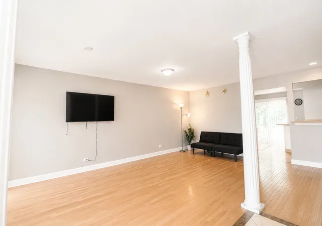 3rd image of 1348 Inverness Dr, Elgin, IL 60120 | MLS# 12738614