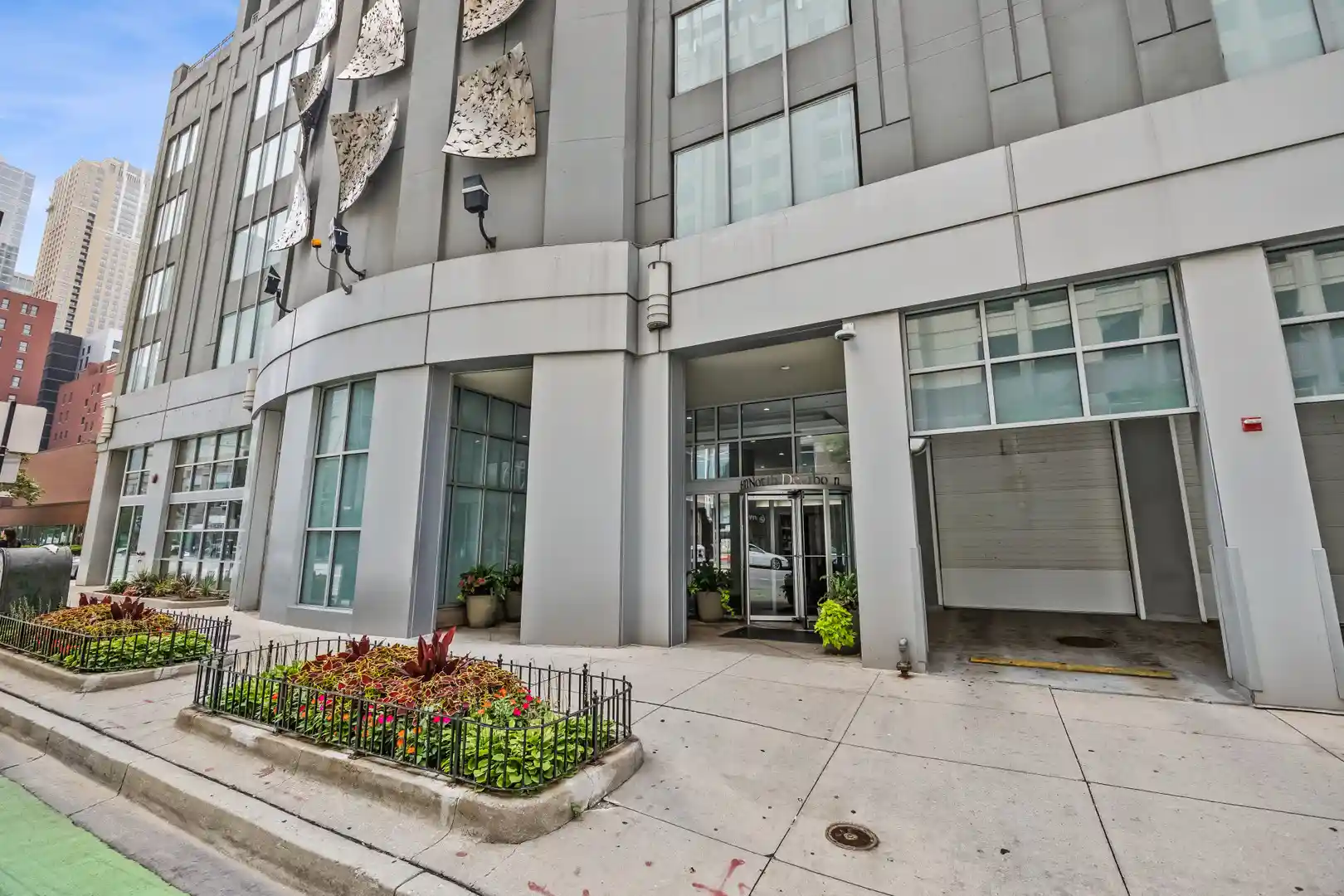 Listing Photo 2 - Condo for sale in 600 N Dearborn St located at 600 N Dearborn St, Chicago, IL 60654 - Unit #1805