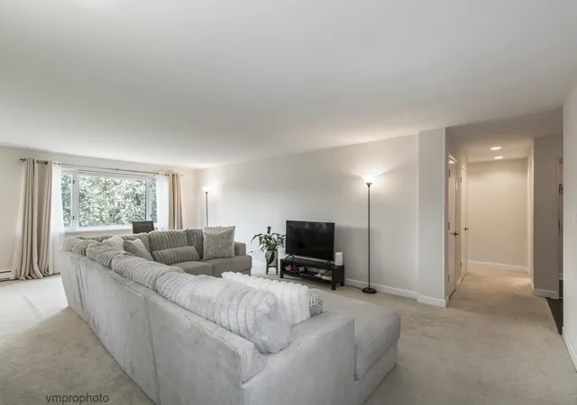 Listing Photo 4 - Condo for sale in building located at 2812 E Bel Aire Dr, Arlington Heights, IL 60004 - Unit #303