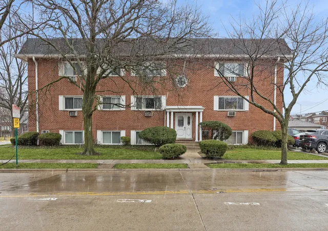 Photo 1 of Condo for sale at 727 S Maple Ave #100, Oak Park, IL 60304 | MLS# 12738811 | Listing updated on 2026-09-02